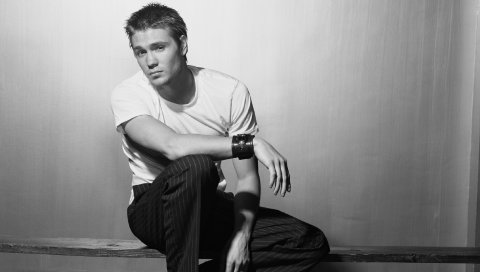 Chad michael murray, актер, парень, лестница, пол, босиком, блондин, черный белый