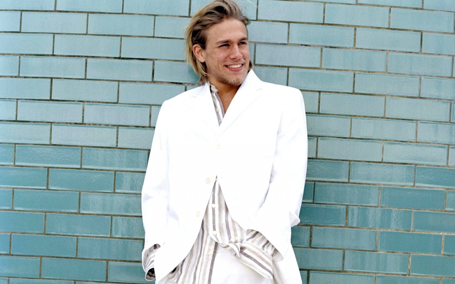 Картинки Charlie hunnam, смокинг, яркий, улыбка, блондинка, стена фото и обои на рабочий стол