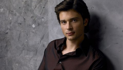 Tom welling, актер, брюнетка, улыбка, рубашка, стена, задумчивость