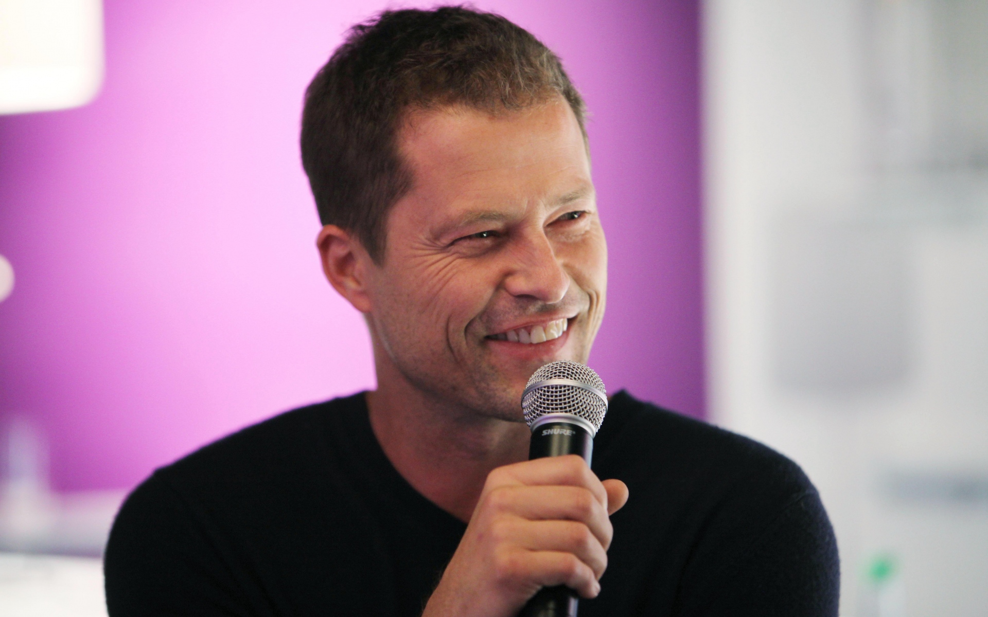 Картинки Til schweiger, актер, мужчина, брюнетка, микрофон, улыбка, щетина фото и обои на рабочий стол