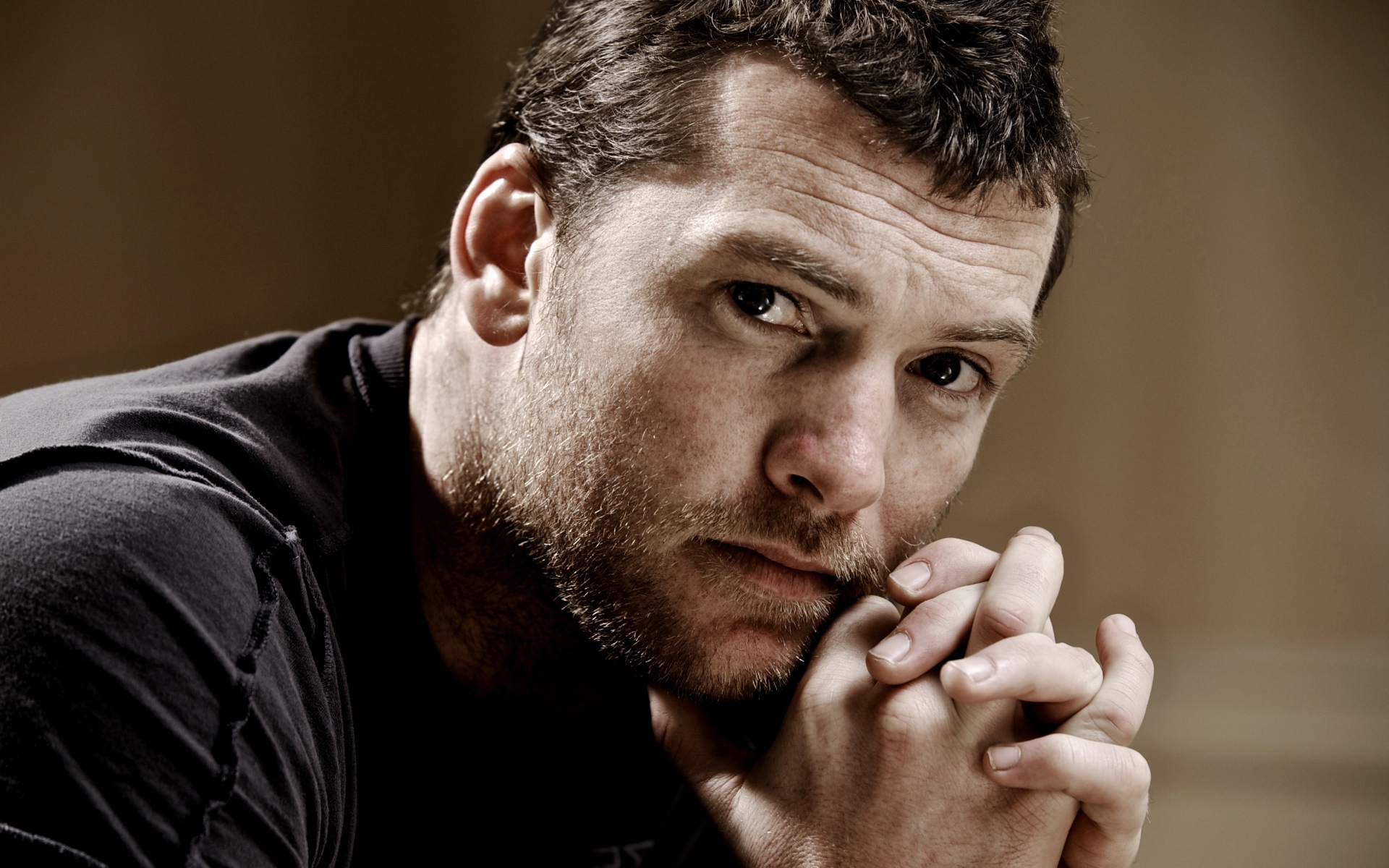 Картинки Sam worthington, актер, темный, мужчина, щетина, коричневоглазый фото и обои на рабочий стол