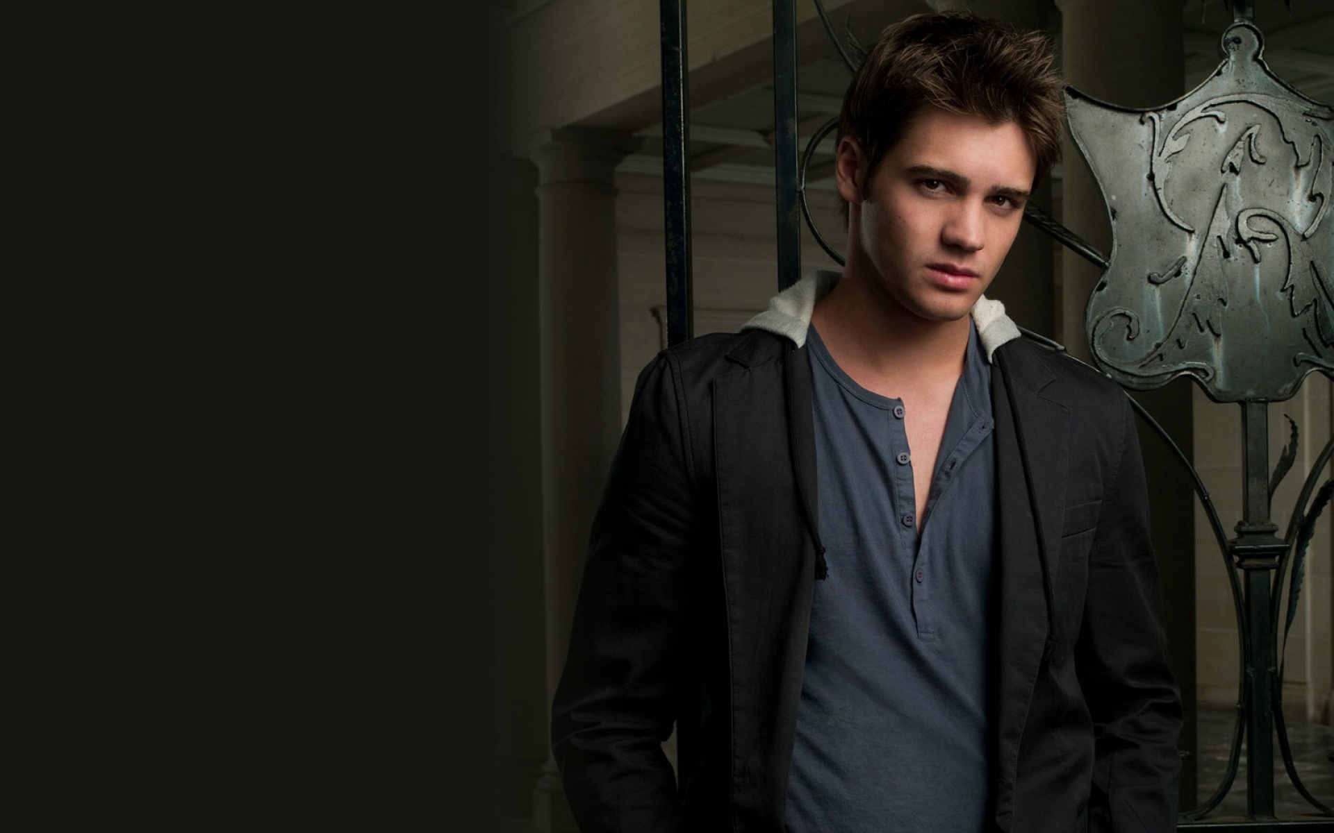 Картинки Steven mcqueen, актер, парень, стильный, здание фото и обои на рабочий стол