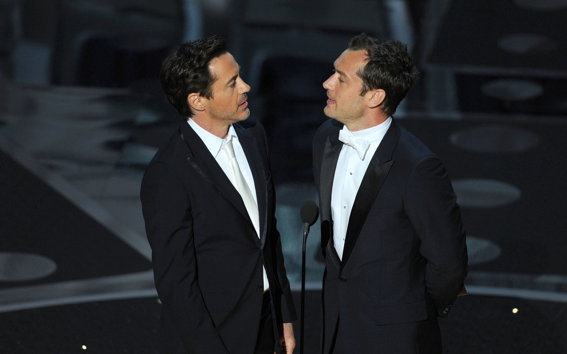 Картинки Robert downey jr, jude law, мужчины, актеры, смокинг, встреча фото и обои на рабочий стол