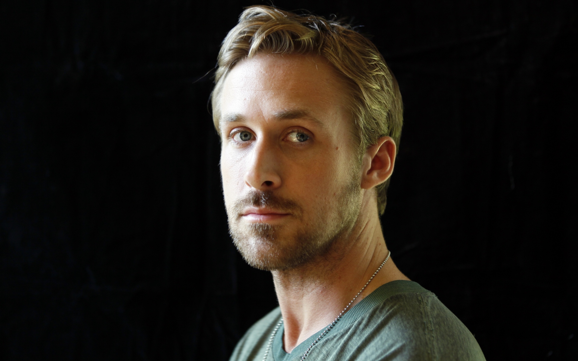 Картинки Ryan gosling, актер, улыбка, блондинка, щетина фото и обои на рабочий стол