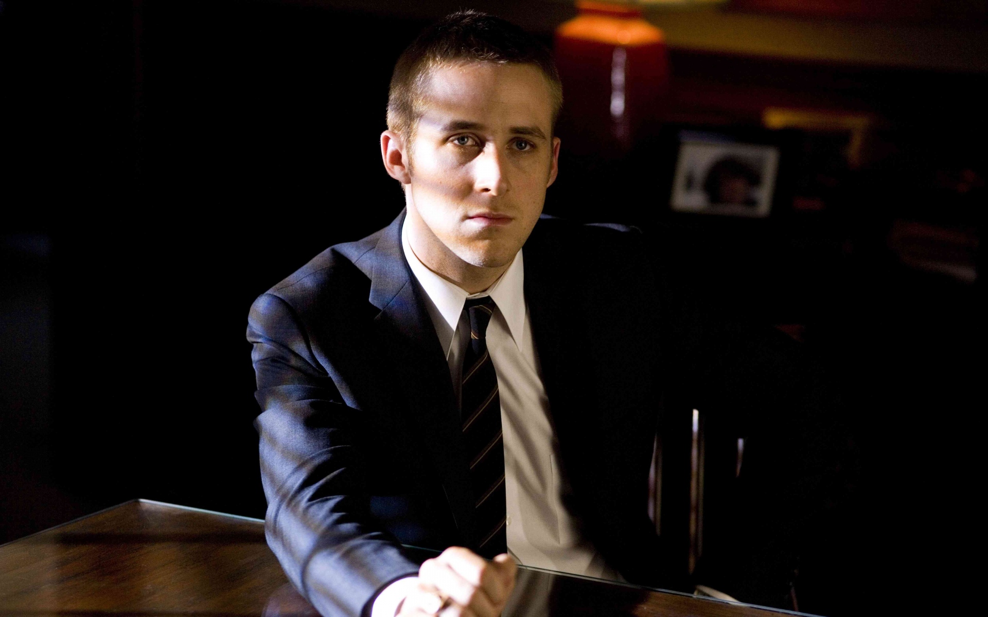Картинки Ryan gosling, актер, мужчина, щетина, костюм, задумчивый, стол фото и обои на рабочий стол