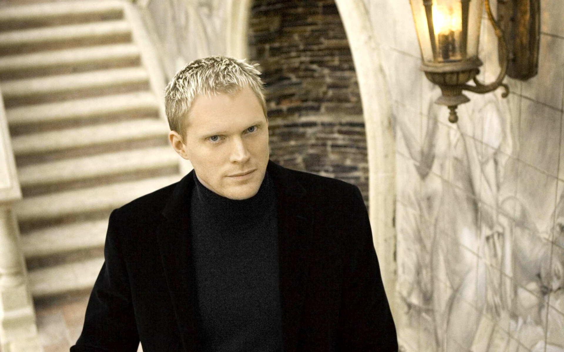 Картинки Paul bettany, актер, мужчина, блондинка, костюм, замок фото и обои на рабочий стол