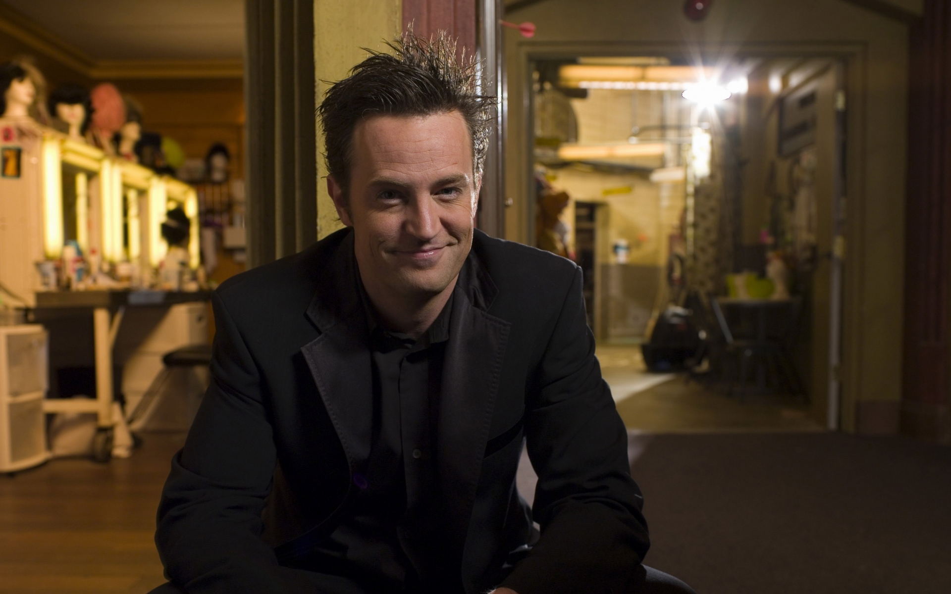 Картинки Matthew perry, актер, улыбка, мужчина, костюм фото и обои на рабочий стол