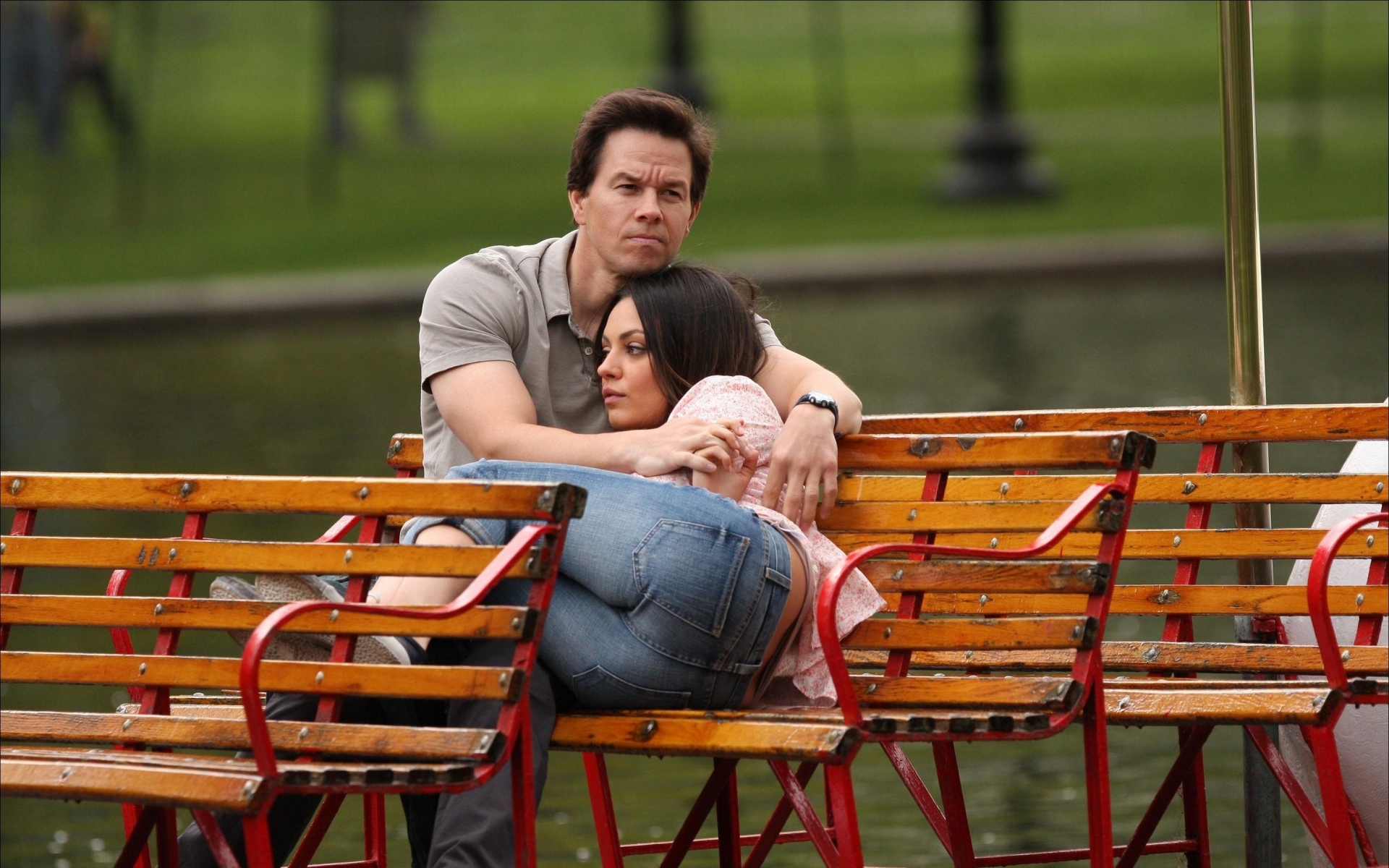 Картинки Знак wahlberg, mila kunis, актер, объятия, парк фото и обои на рабочий стол