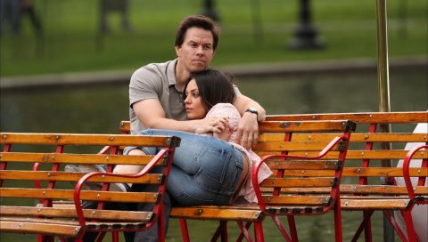 Знак wahlberg, mila kunis, актер, объятия, парк