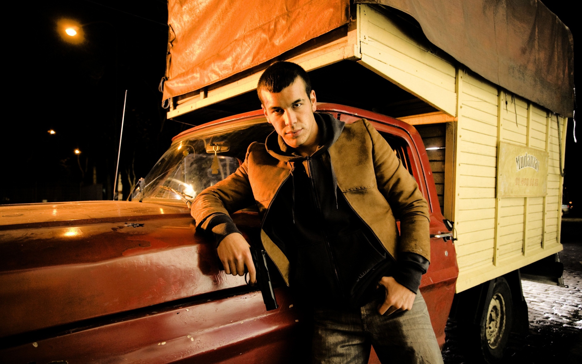 Картинки Mario casas, актер, парень, автомобиль, вид на улицу, очаровательный, карие глаза, милый, брюнетка фото и обои на рабочий стол