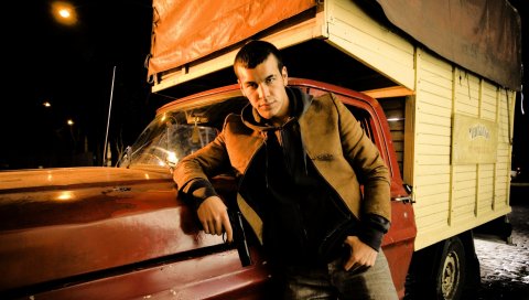 Mario casas, актер, парень, автомобиль, вид на улицу, очаровательный, карие глаза, милый, брюнетка