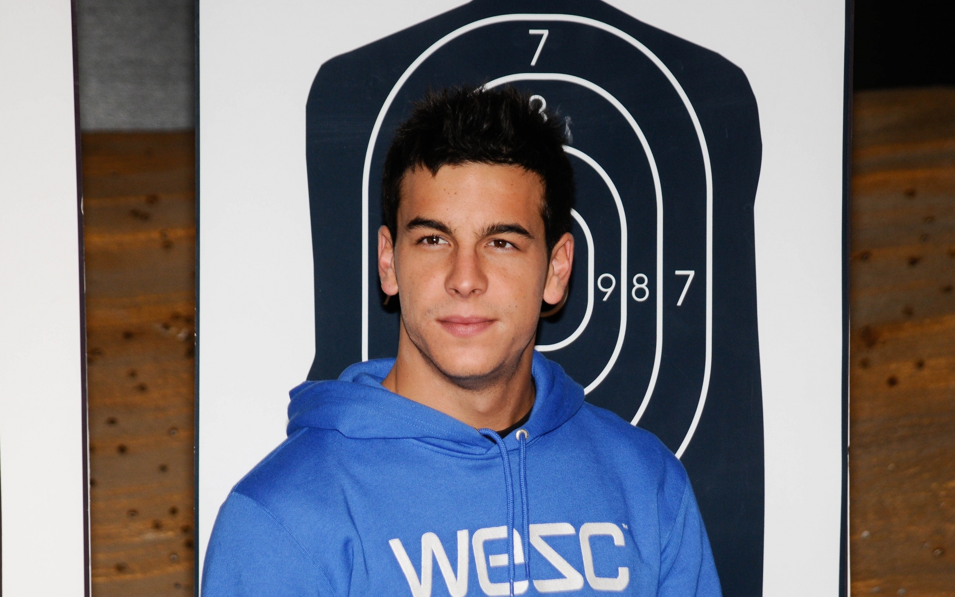 Картинки Mario casas, актер, парень, очаровательны, брюнетка, глаза, карие глаза, знаменитость, блуза, цель фото и обои на рабочий стол