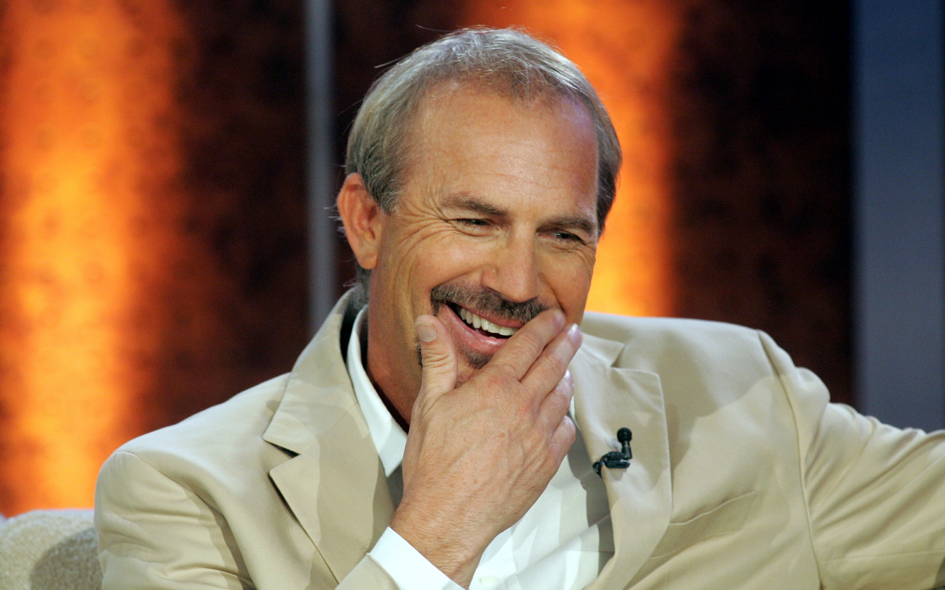 Картинки Kevin costner, актер, мужчина, режиссер, улыбка, жест, усы, эмоции фото и обои на рабочий стол