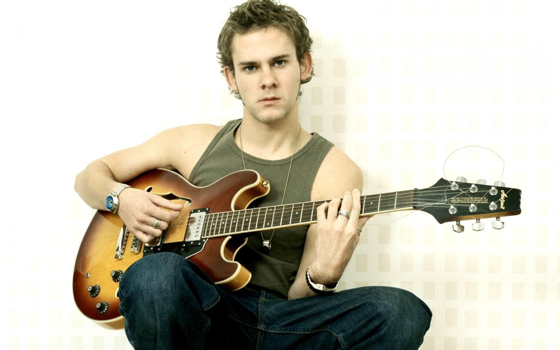 Картинки Dominic monaghan, актер, знаменитость, парень, кудрявый, гитара, стильный фото и обои на рабочий стол
