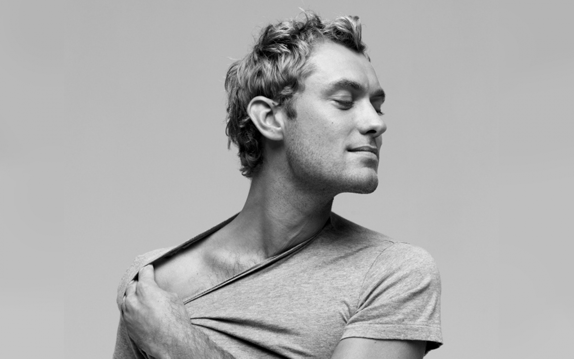 Картинки Jude law, актер, мужчина, рубашка, импровизация, жест, черный белый фото и обои на рабочий стол