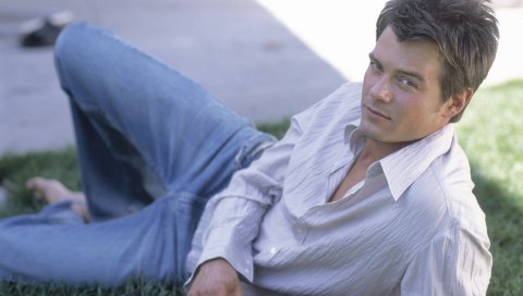 Josh duhamel, актер, мужчина, лежа, трава, брюнетка
