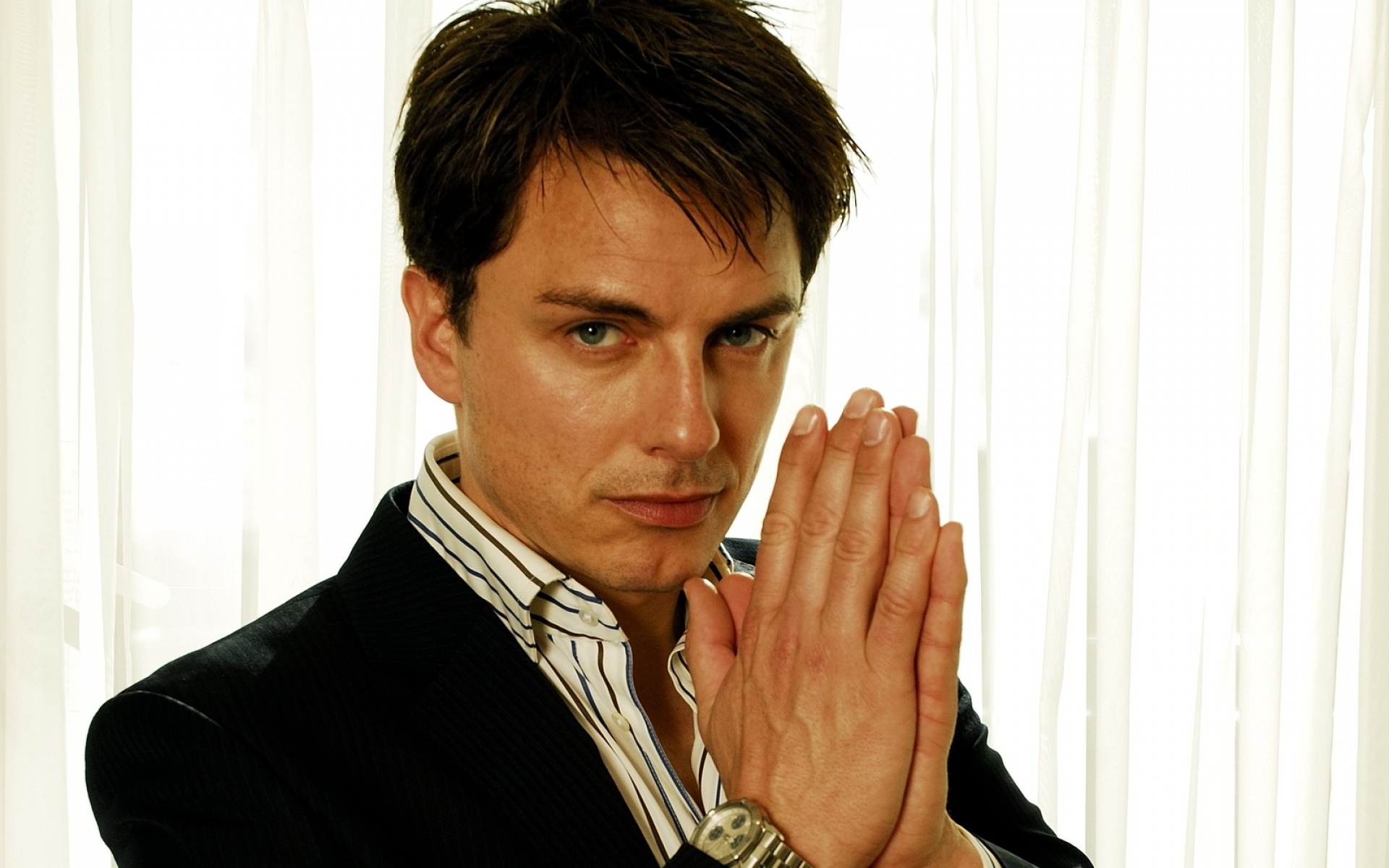 Картинки John barrowman, брюнетка, человек, рука, жест, взгляд фото и обои на рабочий стол