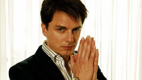 John barrowman, брюнетка, человек, рука, жест, взгляд
