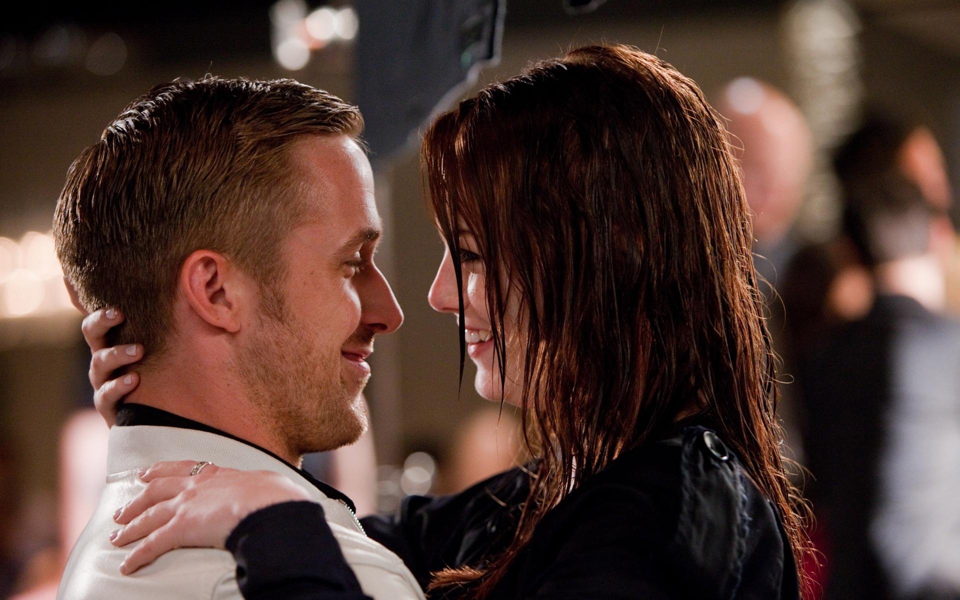 Картинки Ryan gosling, камень emma, актеры, объятия фото и обои на рабочий стол