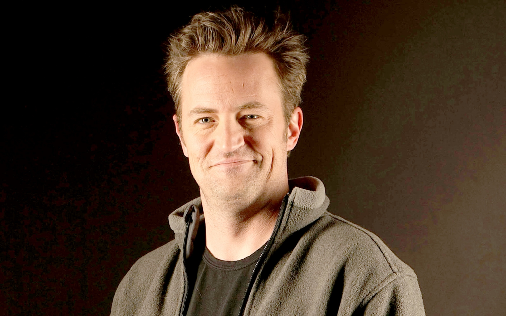 Картинки Matthew perry, актер, улыбка, длинные волосы фото и обои на рабочий стол
