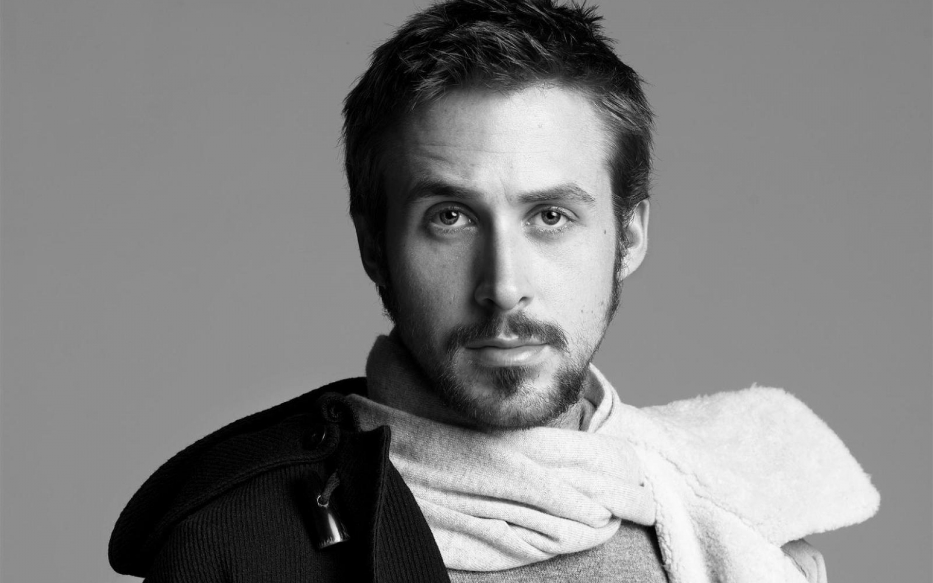 Картинки Ryan gosling, актер, шарф, брюнет, борода, черный белый фото и обои на рабочий стол