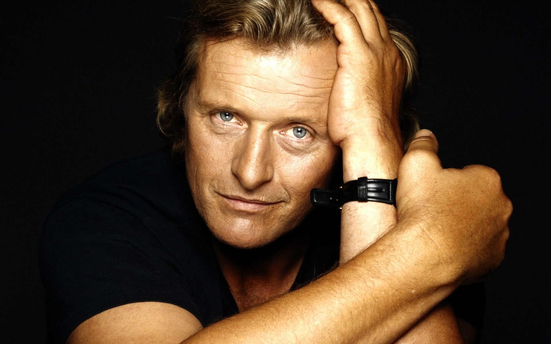 Картинки Rutger hauer, актер, блондин, молодой, руки, часы, задумчивый, улыбка фото и обои на рабочий стол