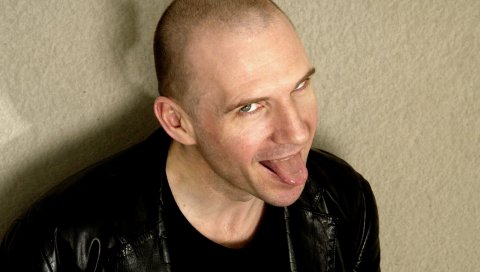 Ralph fiennes, актер, улыбка, язык, лысый