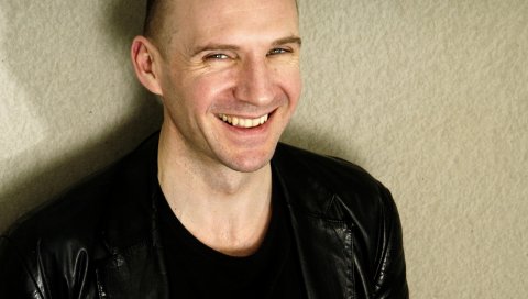 Ralph fiennes, лицо, актер, улыбка, куртка, стена