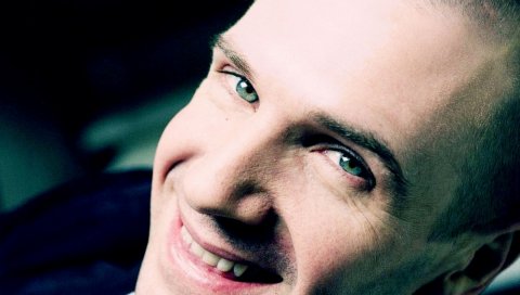 Ralph fiennes, лицо, актер, улыбка, зеленые глаза