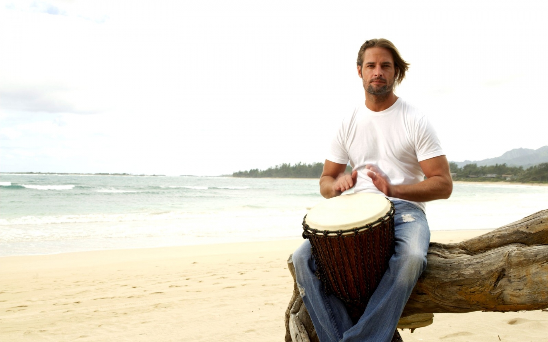 Картинки Josh holloway, барабан, пляж, песок, босиком, с длинными светлыми волосами фото и обои на рабочий стол
