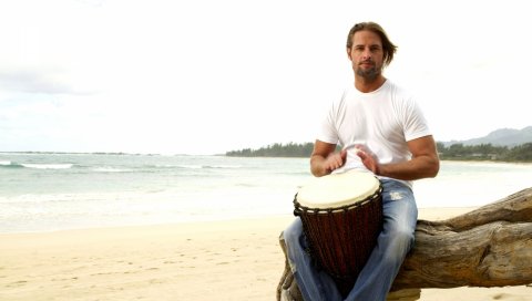 Josh holloway, барабан, пляж, песок, босиком, с длинными светлыми волосами