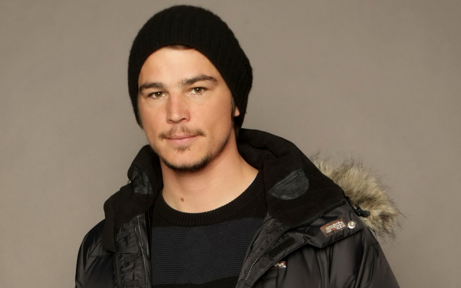 Картинки Josh hartnett, актер, куртка, шляпа, мужчина, усы, борода, улыбка фото и обои на рабочий стол