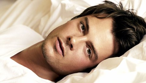 Josh duhamel, брюнетка, кровать, актер, мальчик, карие глаза, обаяние, лицо