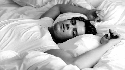 Josh duhamel, брюнетка, кровать, актер, мальчик, черный белый