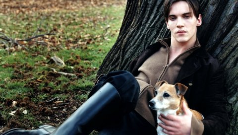 Rhys meyers, актер, темноволосый парень, лес, трава, дерево, собака, сапоги