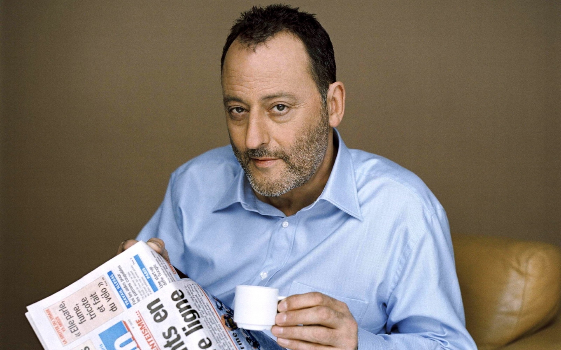Картинки Jean reno, актер, голливуд, очки, волосы, кофе, чашка, бумага, рубашка фото и обои на рабочий стол