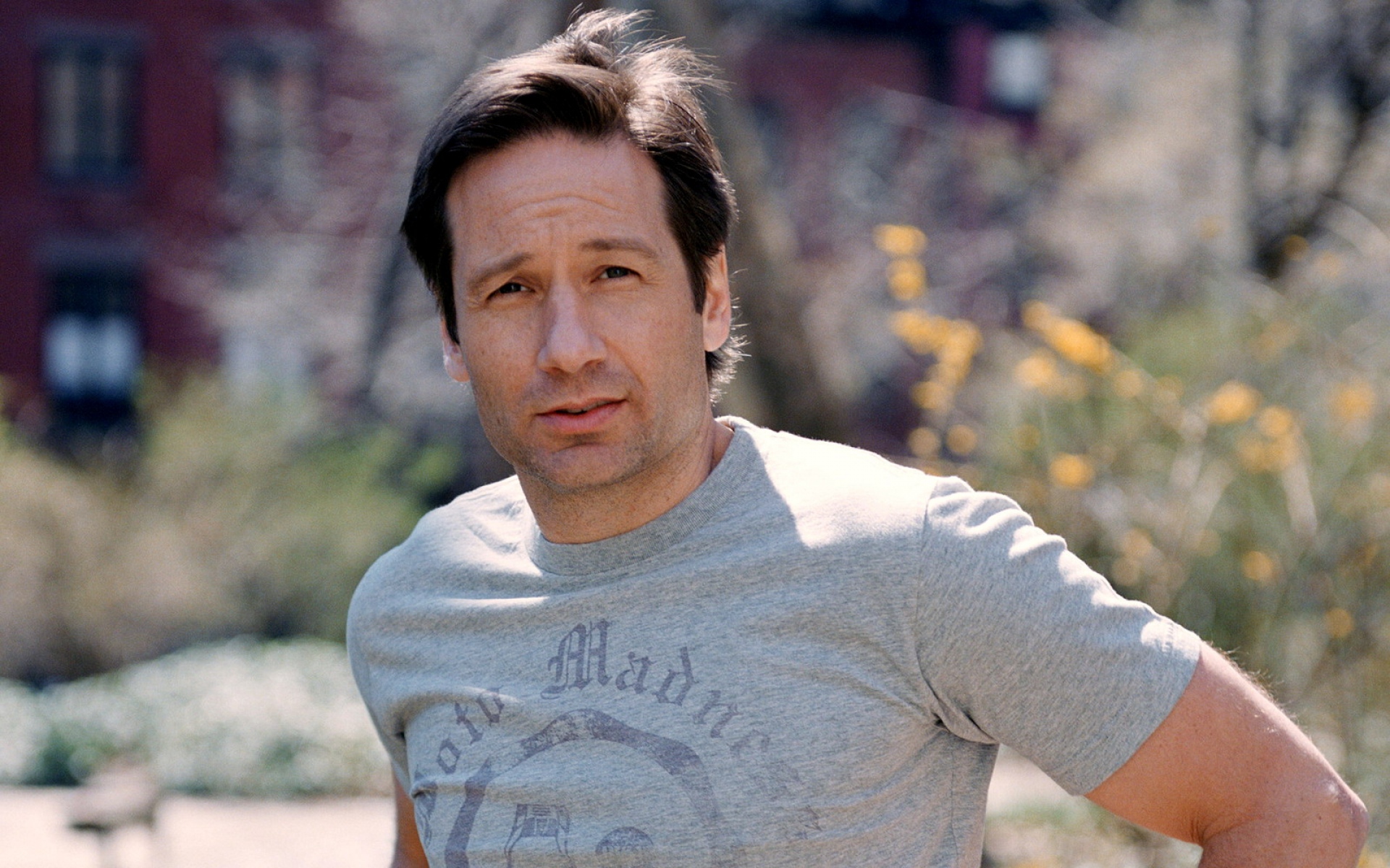 Картинки David duchovny, рубашка, мужчина, улица, брюнетка, актер фото и обои на рабочий стол