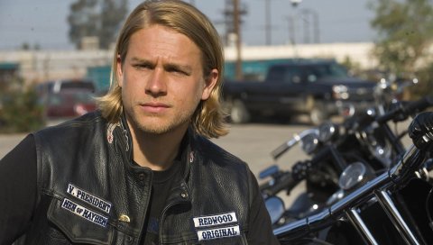 Charlie hunnam, длинношерстная, парень, актер, мотоцикл