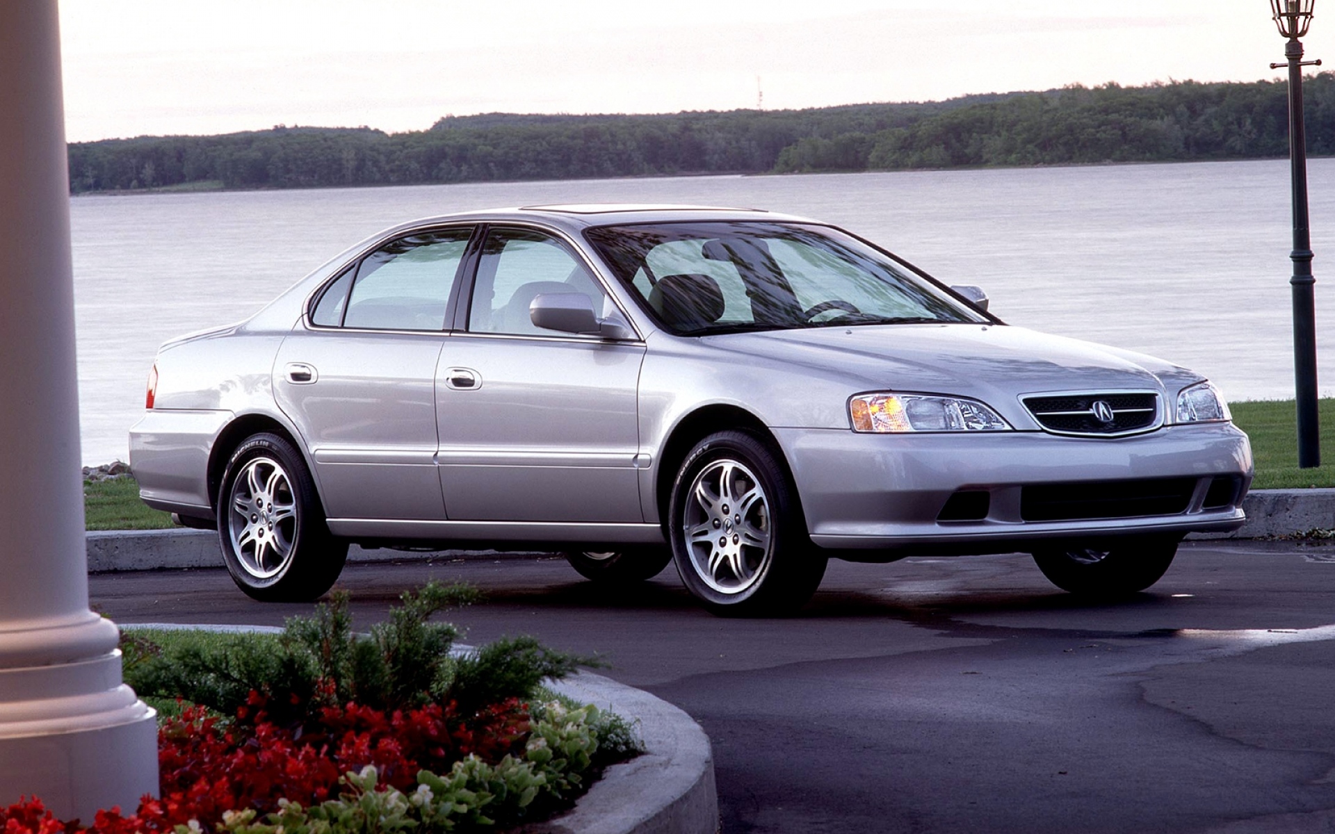 Картинки Acura, tl, 1999, серебристый металлик, вид сбоку, стиль, авто, природа, колонна, цветник, асфальт, трава, деревья, вода фото и обои на рабочий стол