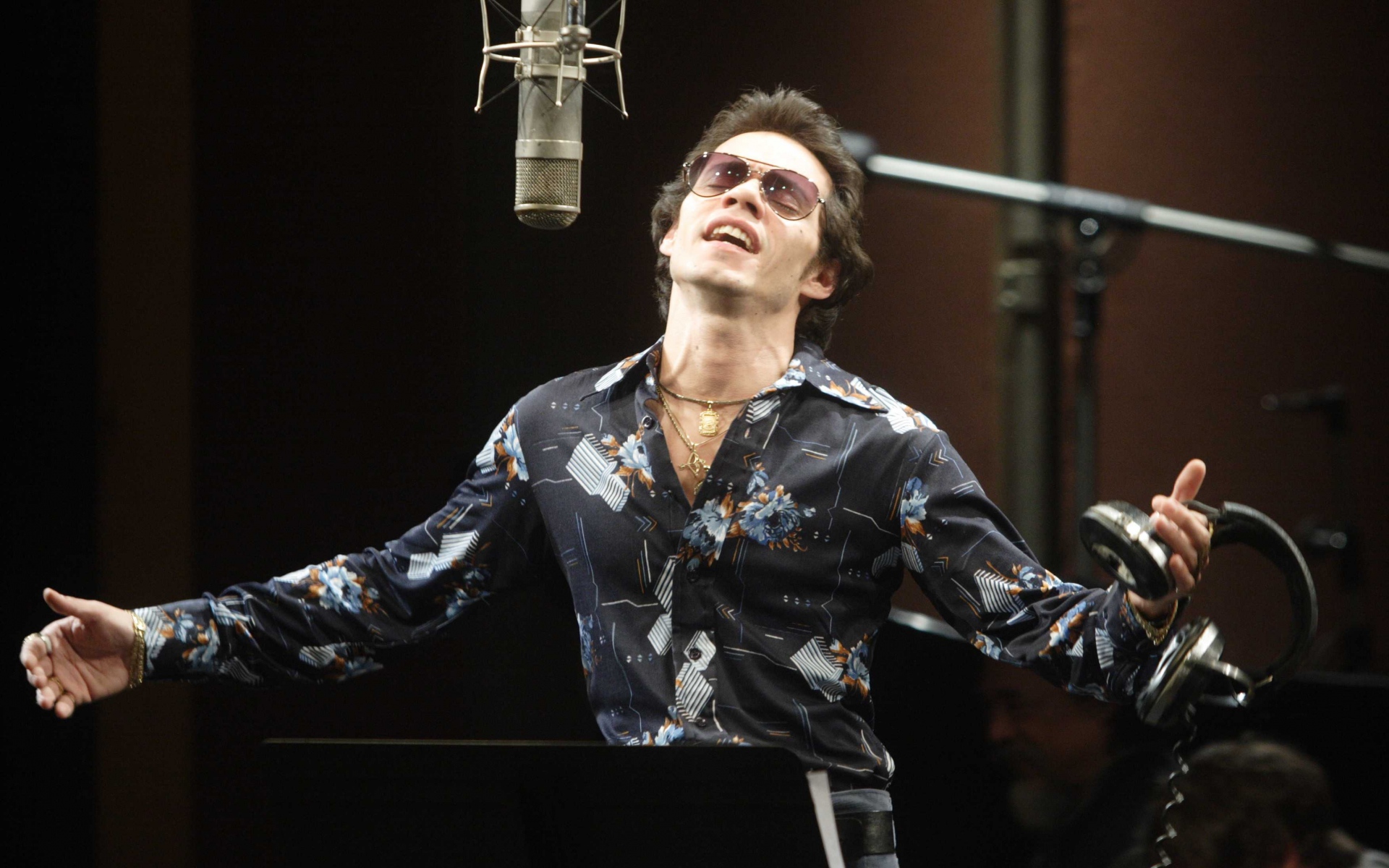 Картинки El cantante, hector lavoe, marc anthony, человек, микрофон, рубашка, очки фото и обои на рабочий стол