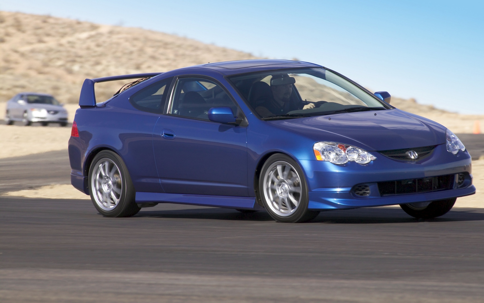 Картинки Acura, rsx, 2004, синий, вид сбоку, стиль, автомобили, дорога, движение, гора фото и обои на рабочий стол