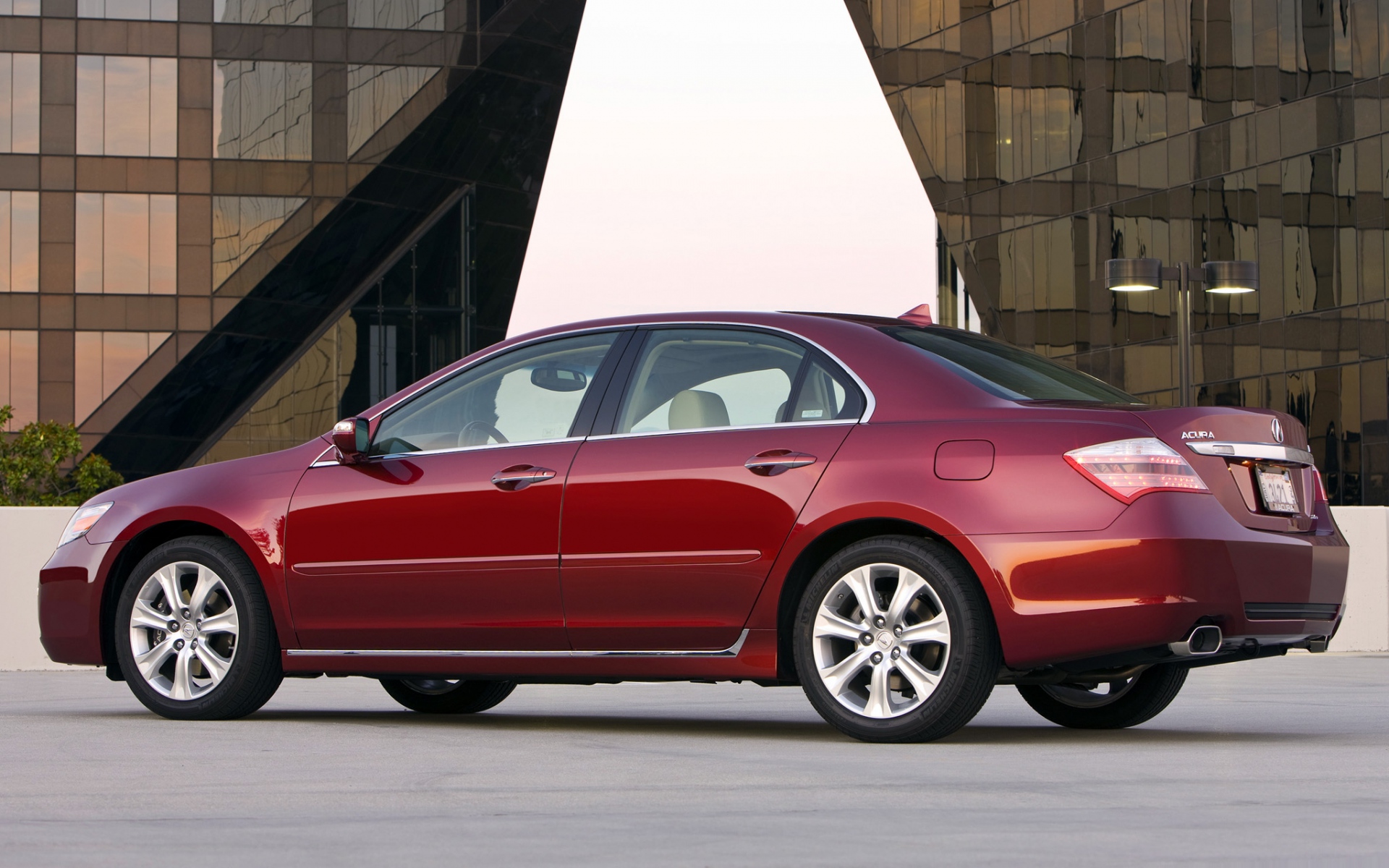 Картинки Acura, rl, 2008, красный, вид сбоку, стиль, автомобили, здания, фонарь, асфальт фото и обои на рабочий стол
