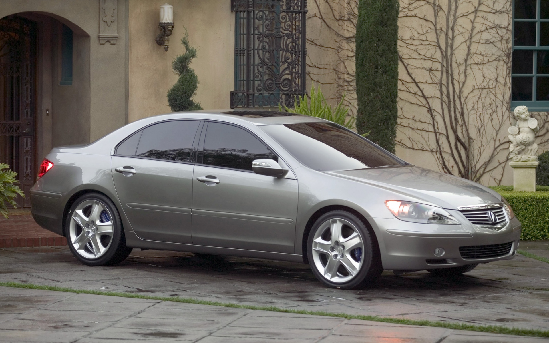Картинки Acura, rl, concept, 2004, металлический серый, вид сбоку, стиль, автомобили, трава, здания, кустарники фото и обои на рабочий стол