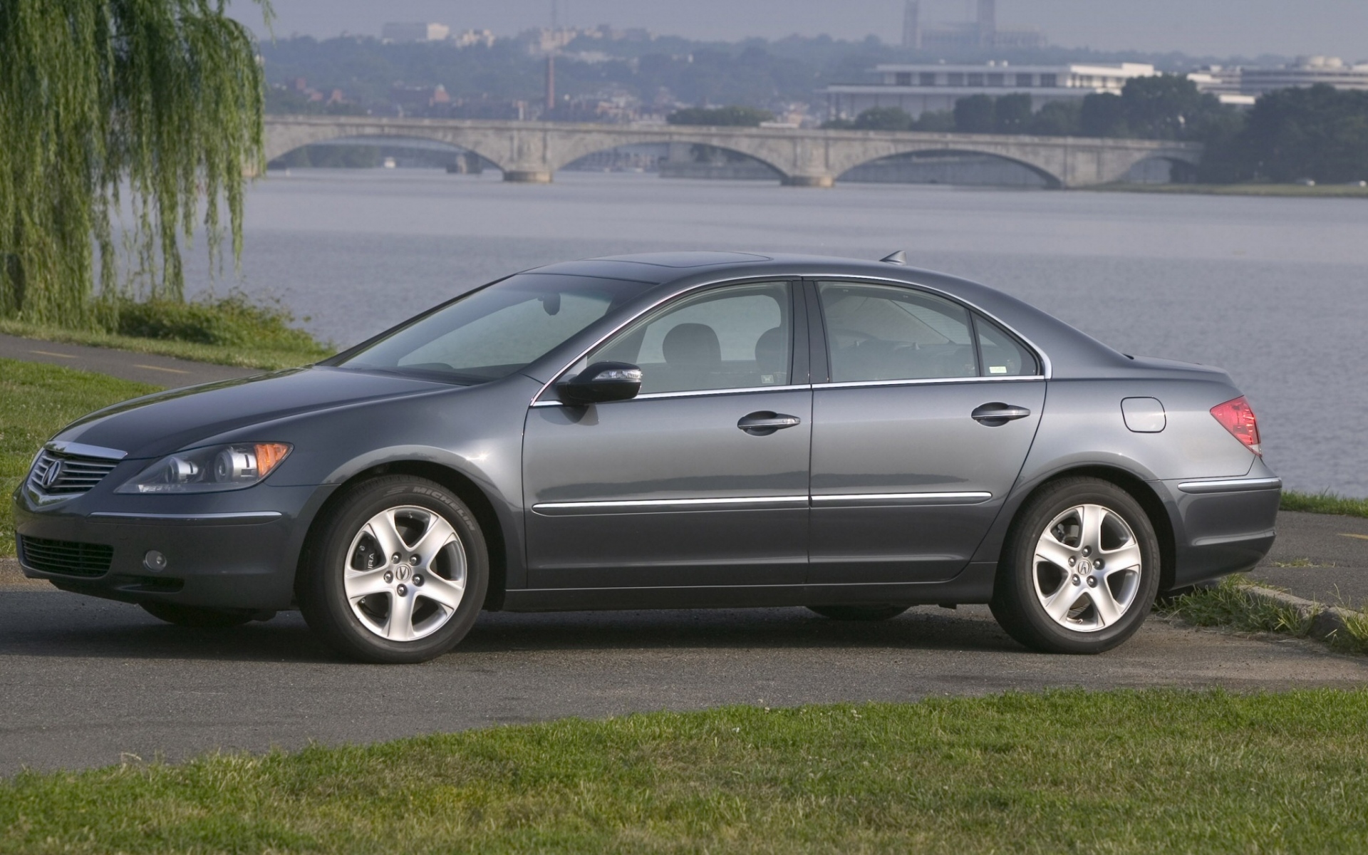 Картинки Acura, rl, серый, вид сбоку, стиль, автомобили, природа, мост, город, вода, дерево, трава фото и обои на рабочий стол