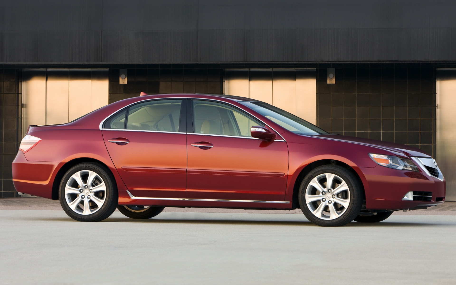 Картинки Acura, rl, красный, вид сбоку, стиль, автомобили, здание фото и обои на рабочий стол