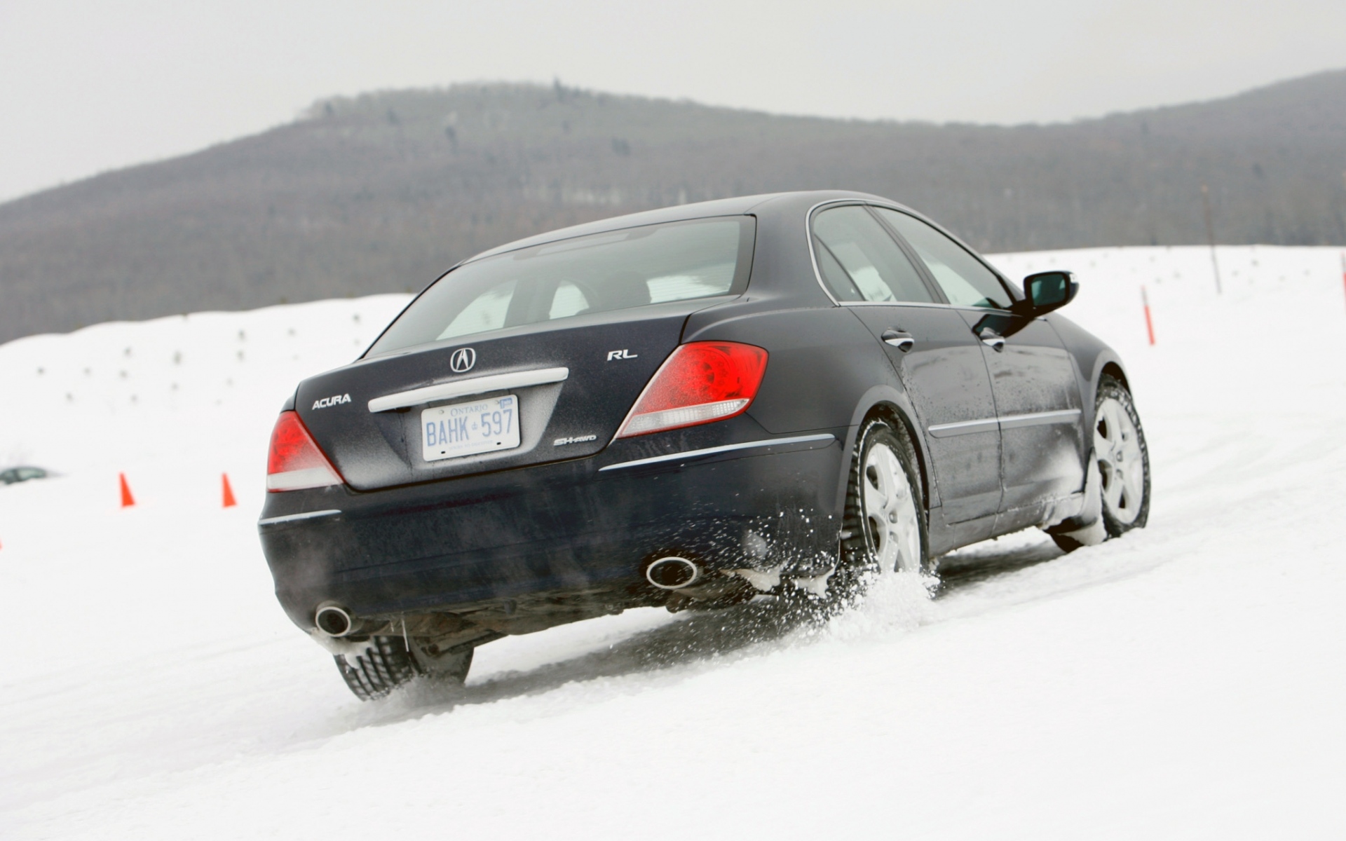 Картинки Acura, rl, черный, вид сзади, автомобиль, снег, стиль, природа фото и обои на рабочий стол