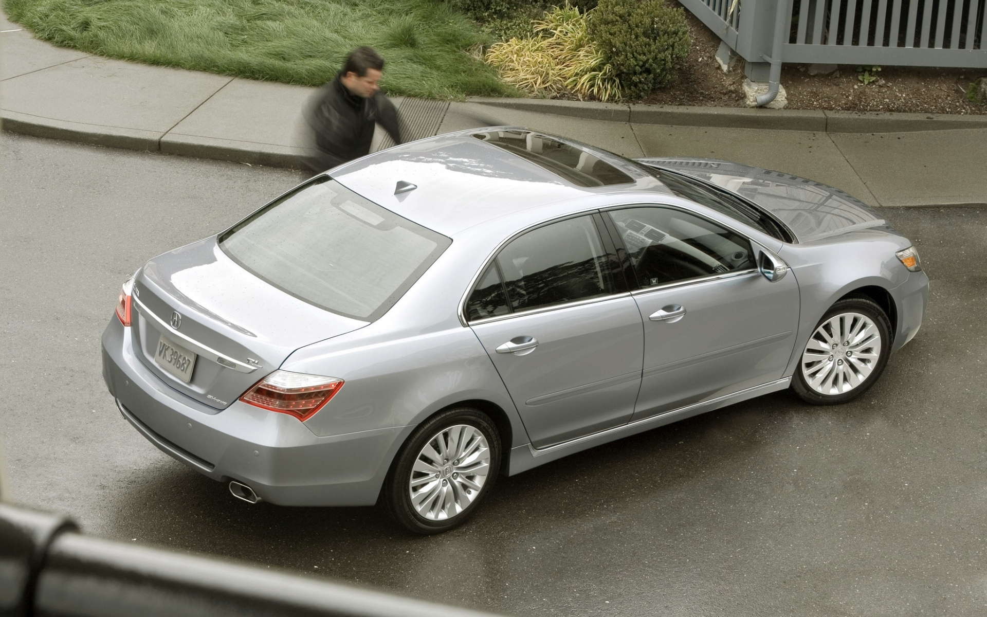 Картинки Acura, rl, 2010, металлическое серебро, вид сверху, стиль, автомобили, трава, асфальт фото и обои на рабочий стол