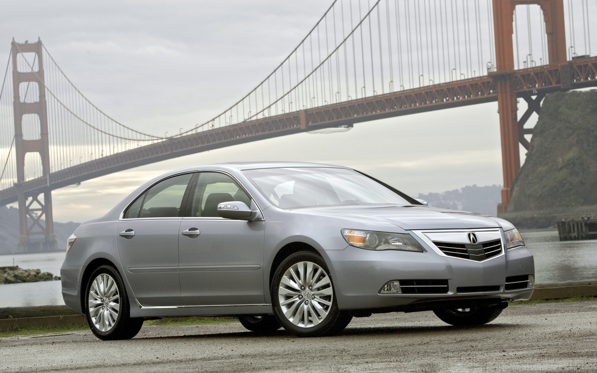 Картинки Acura, rl, 2010, серый металлик, вид спереди, стиль, седан, автомобили, трава, мост, вода фото и обои на рабочий стол