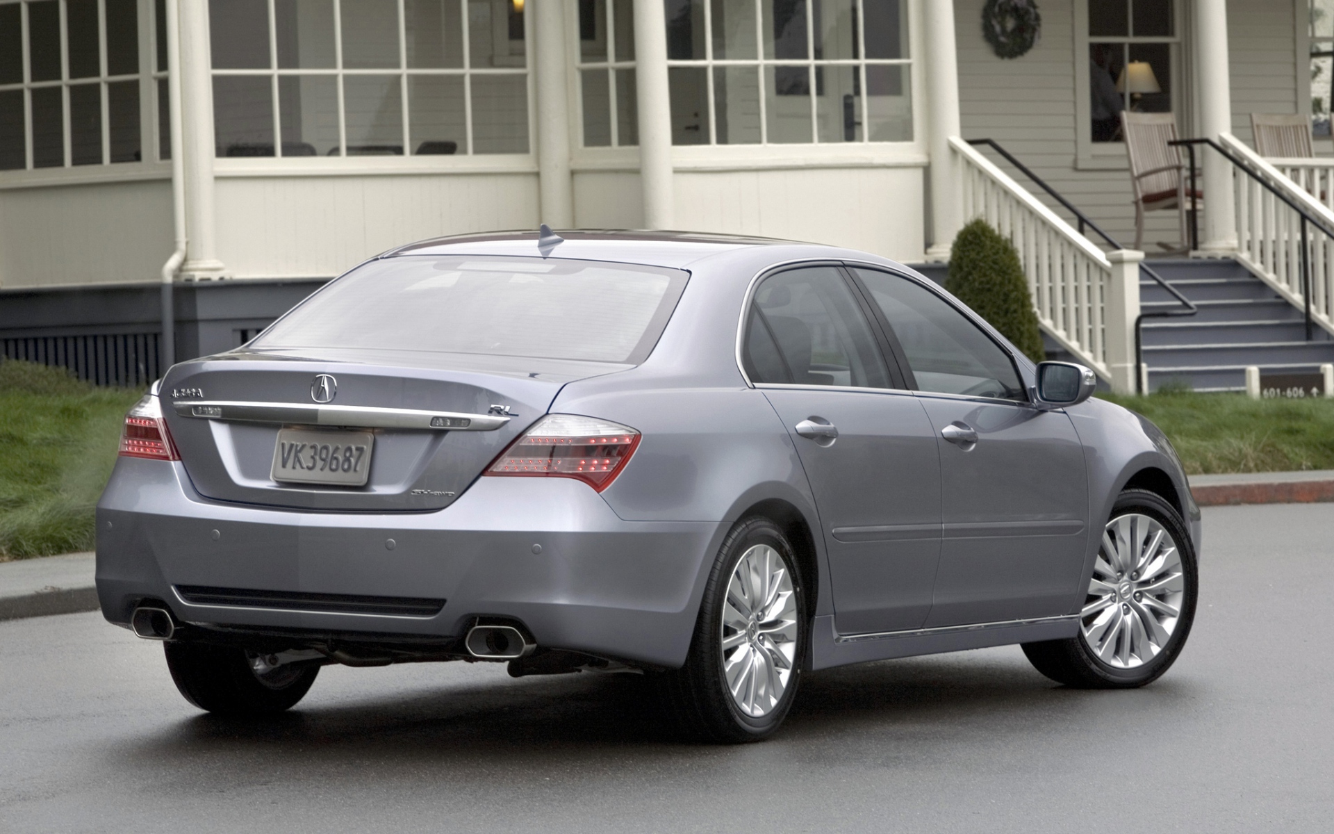 Картинки Acura, rl, 2010, серый металлик, вид сзади, стиль, автомобиль, дом, трава, асфальт фото и обои на рабочий стол