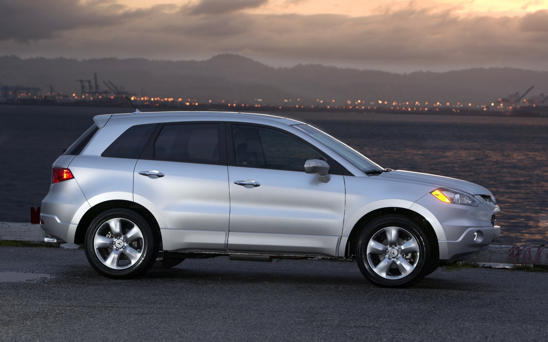 Картинки Acura, rdx, серебристый металлик, вид сбоку, стиль, небо, огни, вода, горы фото и обои на рабочий стол